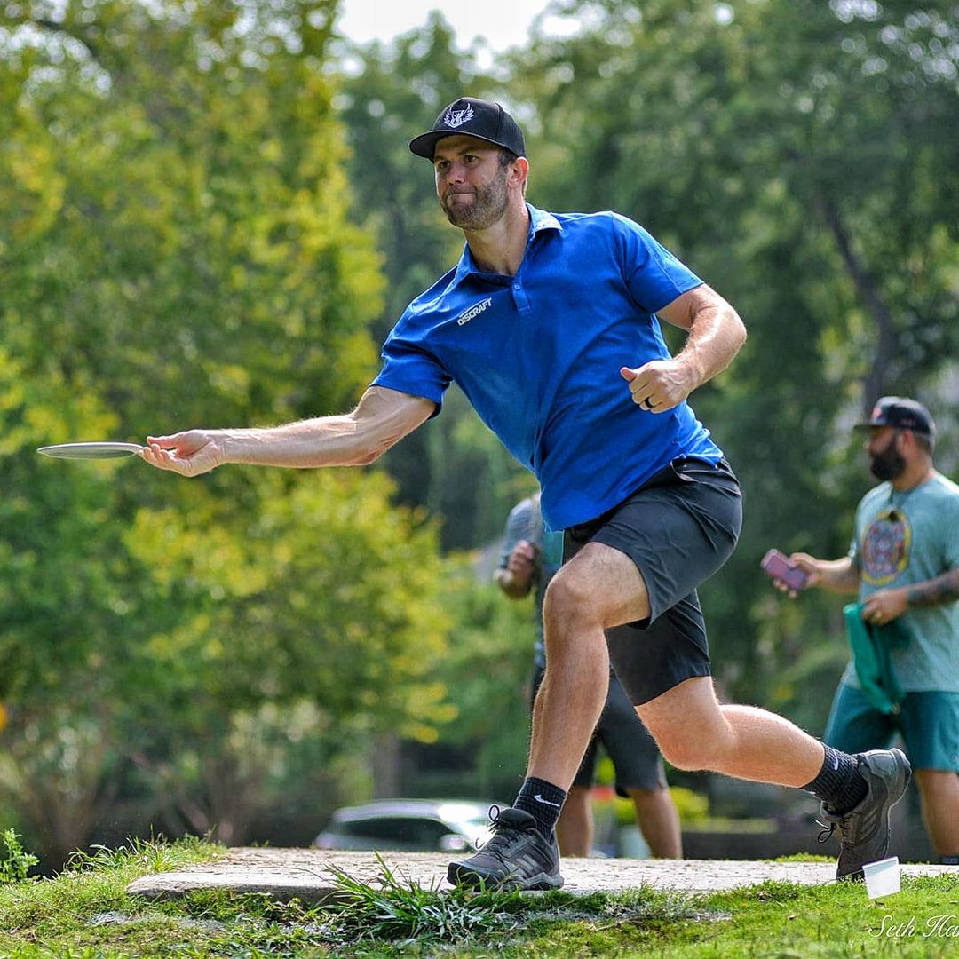 brodie smith throwing a forehand off a disc golf tee