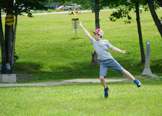 Uriyah Kelley throwing a putt at sabattus disc golf