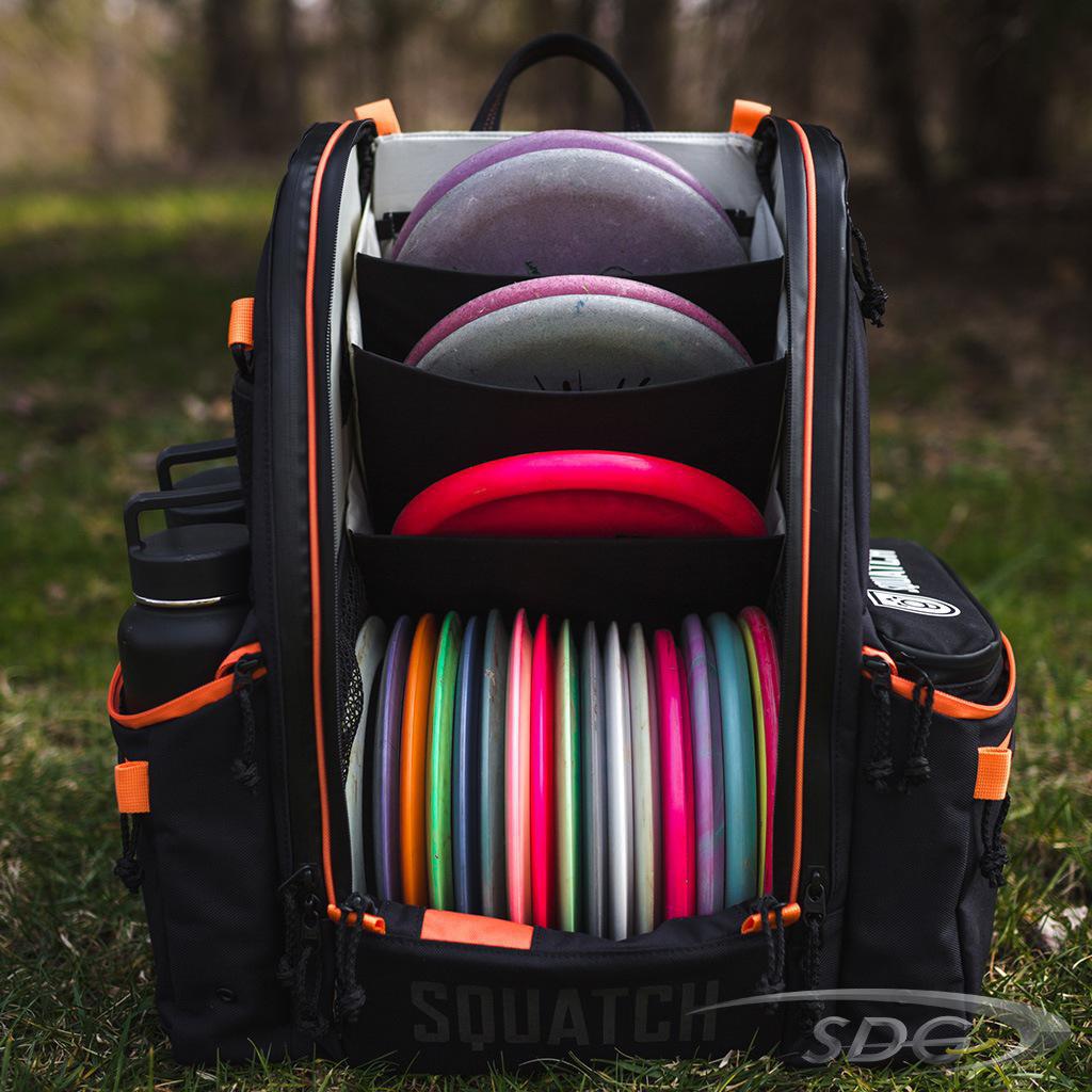 Squatch The Link Bag w/ Cooler Disc Golf Bag charcoal-salmon front view with 2 canteens in side pocket, cooler on the other side and loaded with discs inside