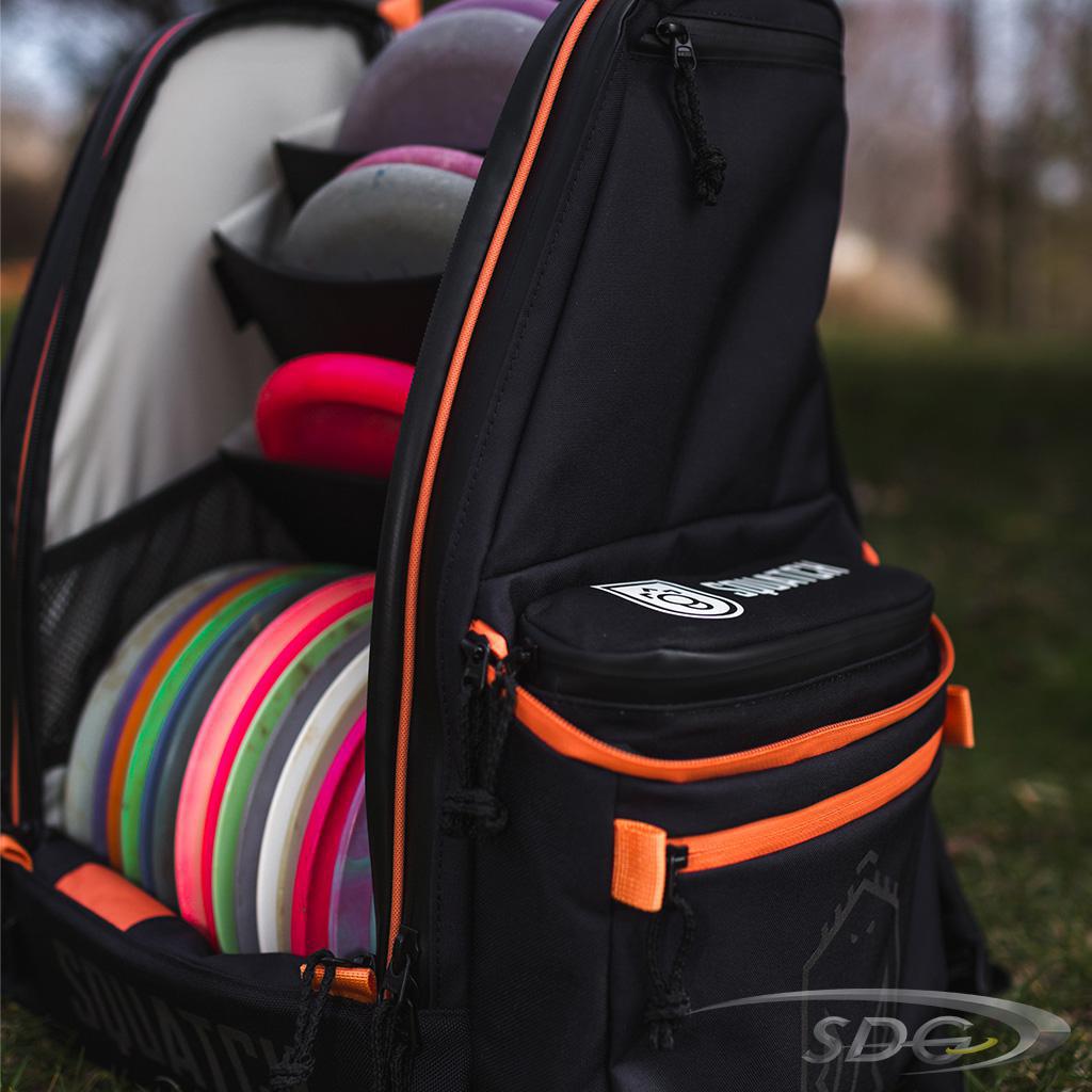 Squatch The Link Bag w/ Cooler Disc Golf Bag charcoal-salmon side view with with cooler in side pocket