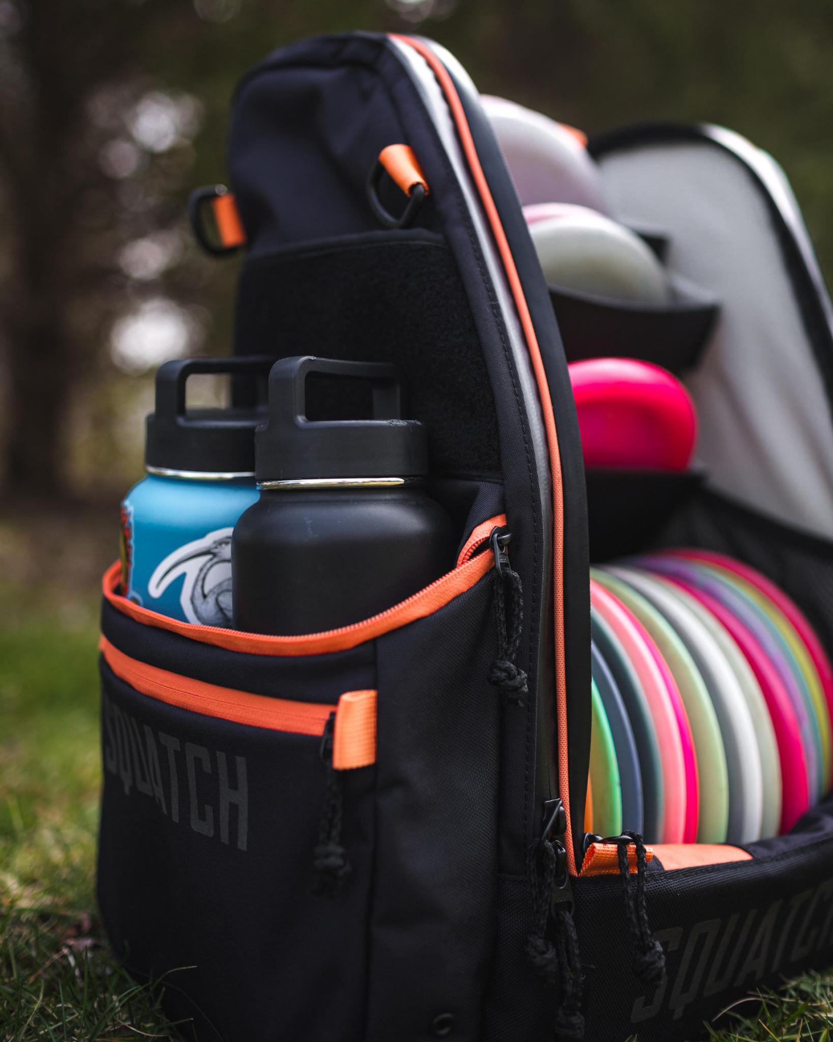 Squatch The Link Bag w/ Cooler Disc Golf Bag charcoal-salmon side view with 2 canteens in side pocket