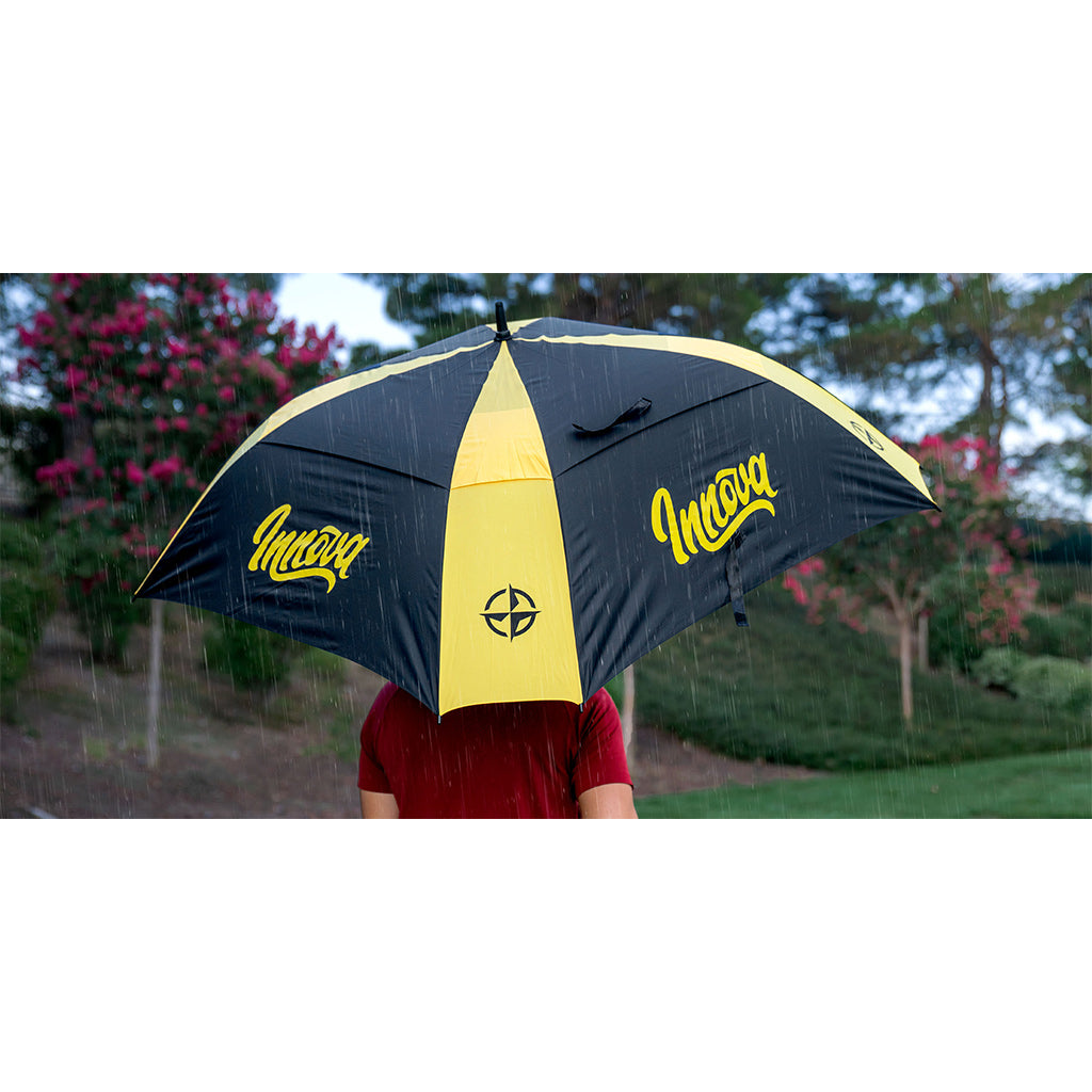 Innova Flow Umbrella Disc Golf Accessories yellow-black Being used in the rain