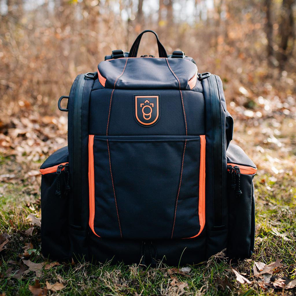 Squatch Legend 3.0 Disc Golf Backpack w/ Cooler Disc Golf Bag Charcoal-Salmon color  front view zipped up